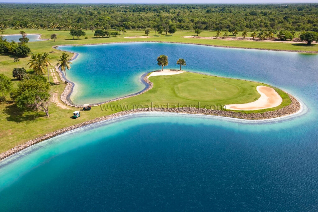 Coral Beach Resort вид на гольф и Озеро